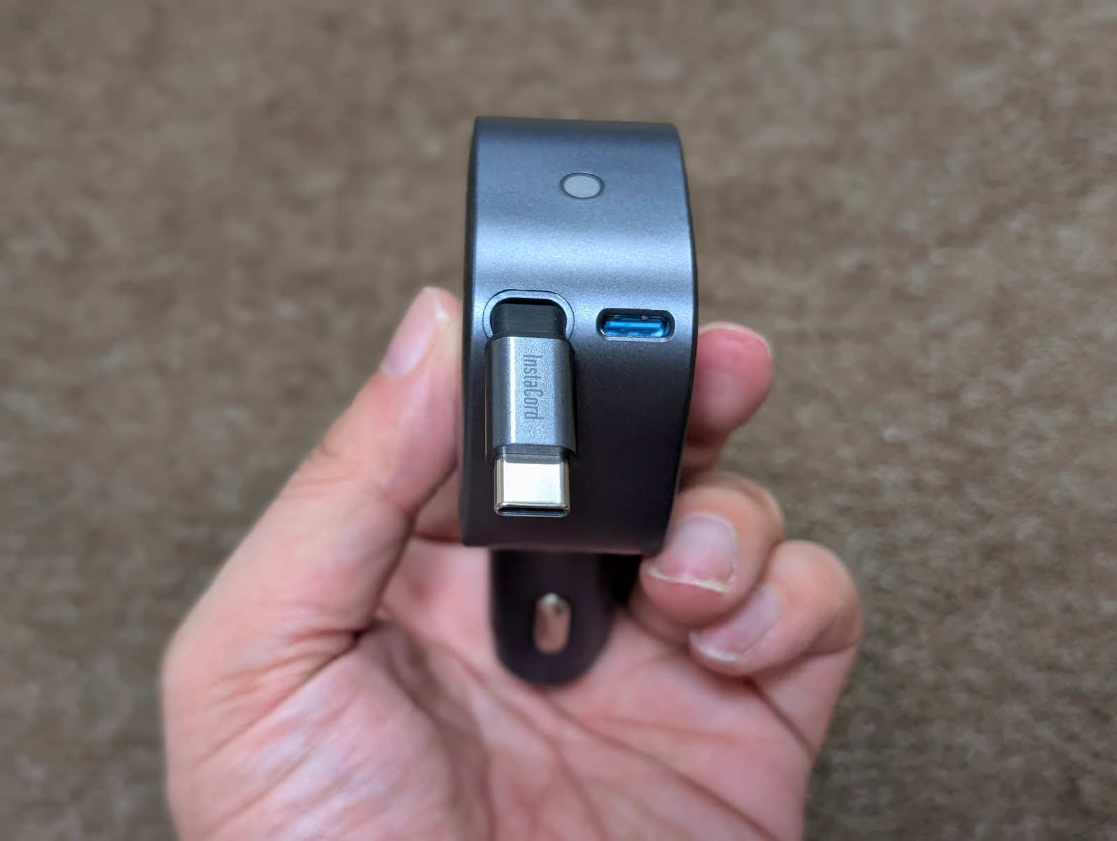 USB-Cポートとケーブル収納部