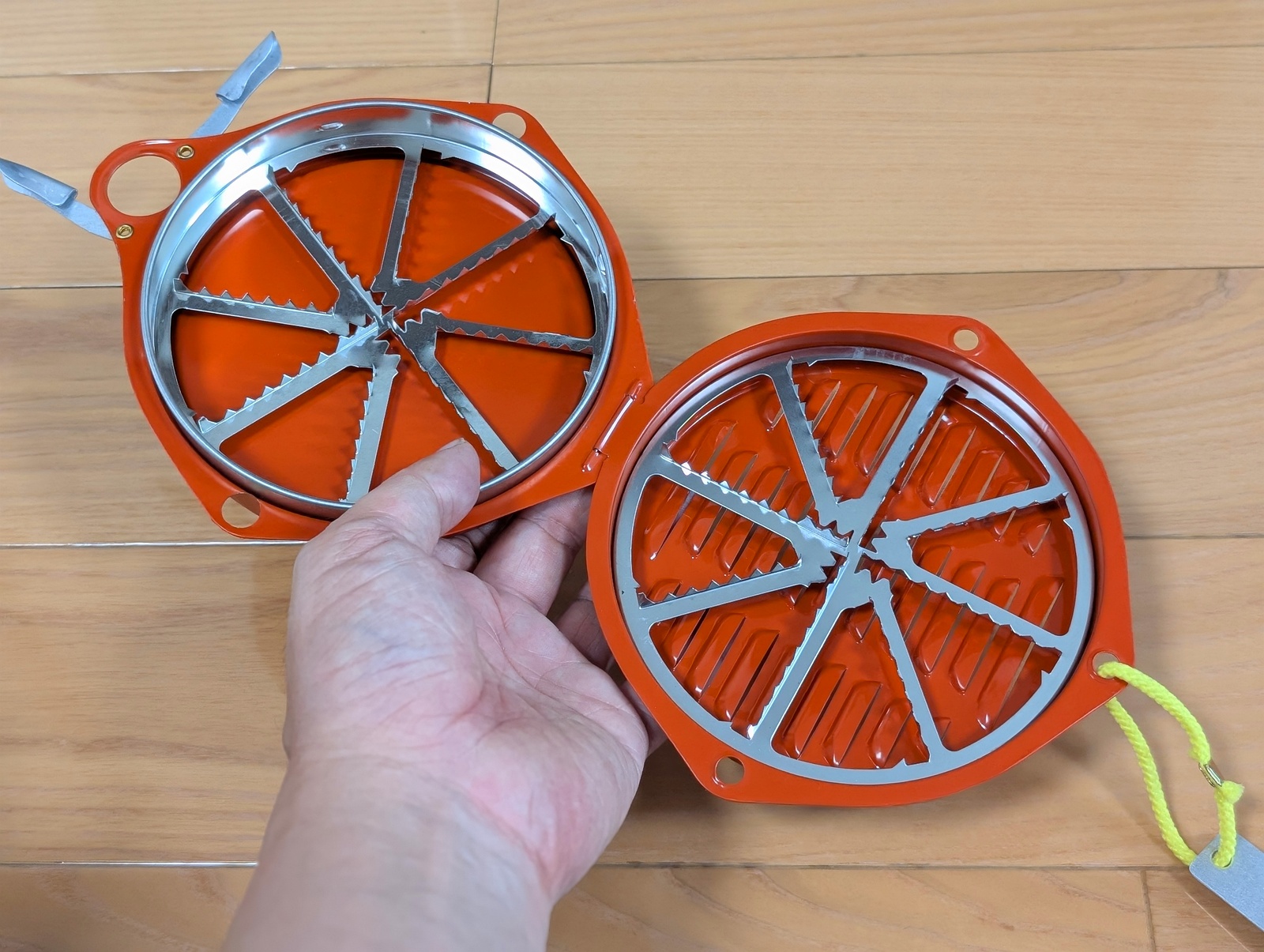 携帯防虫器の内部にあるノコギリ状の固定刃