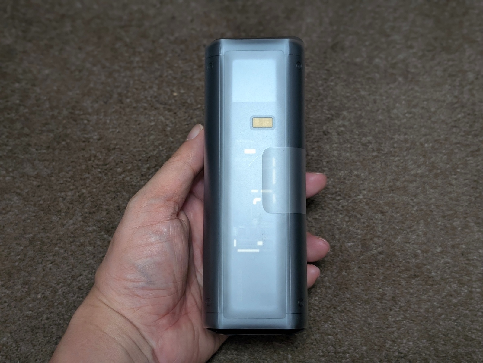 手に持った本体のスケルトンデザイン