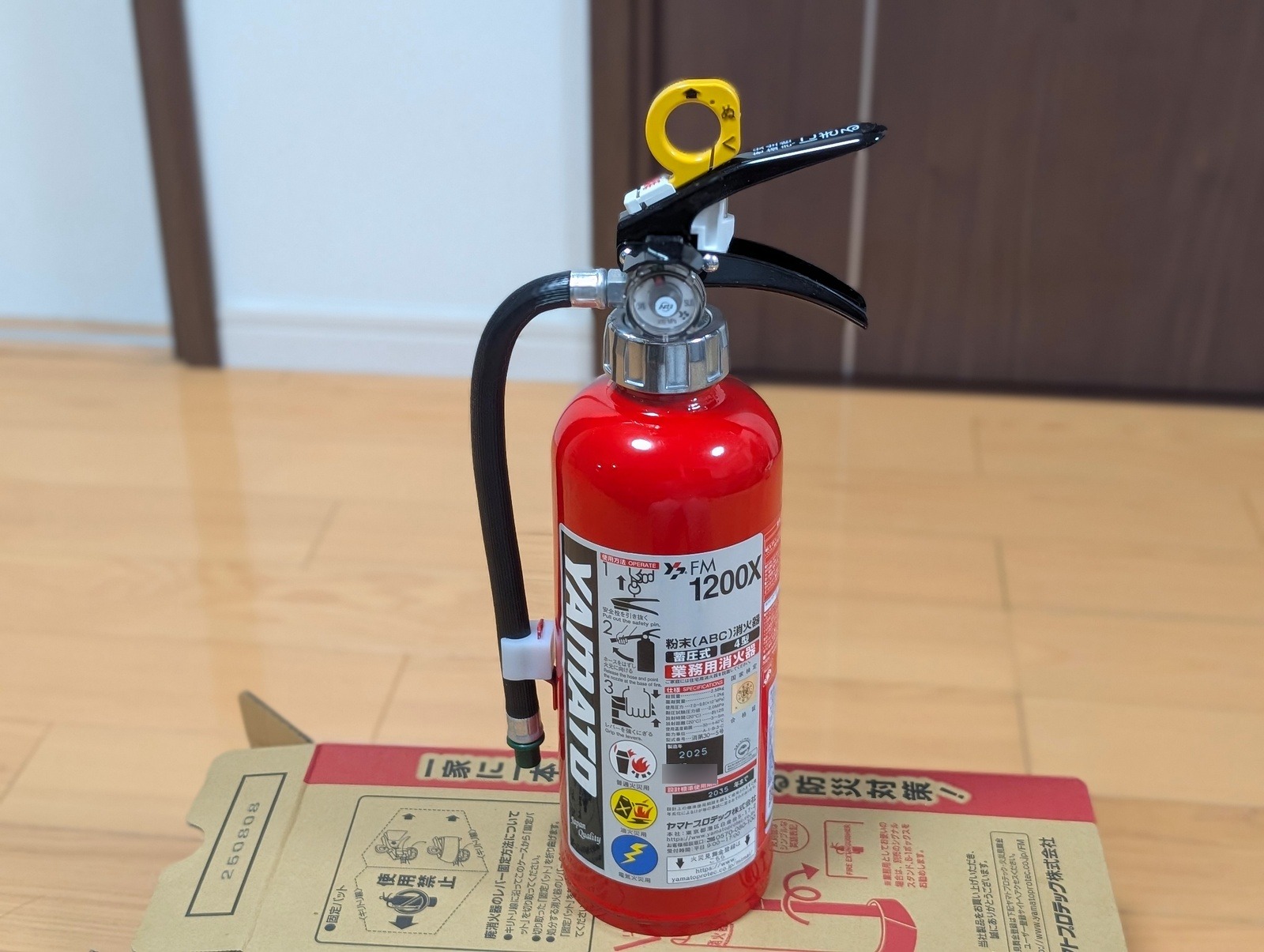 自立させた消火器本体