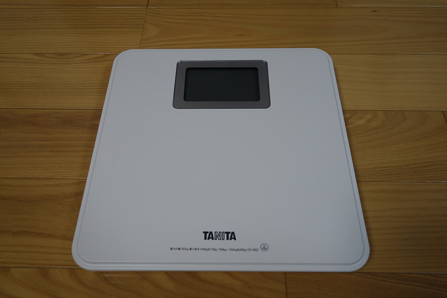 レビュー】タニタのシンプルな体重計HD-662-WHを買ってみた 乗るだけ簡単、バックライトで見やすい！ | ひとぅブログ